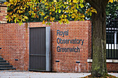 Eingang zum Königlichen Observatorium mit Herbstfarben; London, England