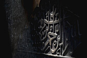 Koranische Inschriften an der Wand der Freitagsmoschee; Isfahan, Iran