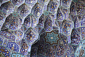 Verzierte Stalaktiten (Muqarnas) im Iwan-Eingang zur Imam-Moschee, Imam-Platz; Isfahan, Iran.