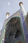 Verzierte Stalaktiten (Muqarnas) im Iwan-Eingang zur Imam-Moschee, Imam-Platz; Isfahan, Iran.
