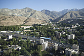 Vorort Evin, Ringstraße und untere Hänge des Alborz-Gebirges, Nord-Teheran; Teheran, Iran