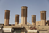 Windtürme (Badgir) der Wasserzisterne; Yazd, Iran