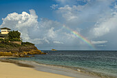 Regenbogen über der Dickenson Bay; St. John's, Antigua, Westindische Inseln