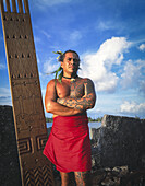 Tihoti, ein tahitianischer Tätowierer, der an einer heiligen Stätte steht; Tahiti