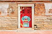 Tür eines klassischen alten taiwanesischen Hauses, in dem Fengshiye, der Windlöwe, eine berühmte Legende der Insel Kinmen, gemalt wird; Kinmen, Taiwan