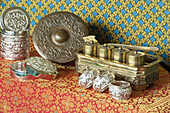 Silberfarbene Souvenirs aus Brunei; Bandar Seri Begawan, Brunei