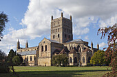 Außenansicht von Tewkesbury Abbey; Tewkesbury, Gloucestershire, England