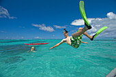 Spielen im türkisfarbenen Wasser vor einer tropischen Insel; Upulu Island, Samoa