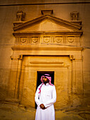 Saudischer Mann an vorislamischer Ausgrabungsstätte; Madain Saleh, Saudi-Arabien