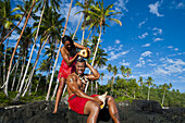 Zwei Samoaner beim Spielen an der Südküste von Savaii; Savaii Island, Samoa