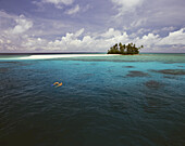 Schnorcheln vor einer abgelegenen Insel; Papua-Neuguinea