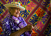 Eine Frau beim Weben; Aitu-Insel, Cook-Inseln