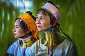 Kayan-Frauen mit Halsketten aus Messing; Birma