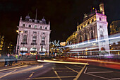 Bus und Autoscheinwerfer, Piccadilly Circus; London, England.