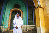 Mohren-Saudi in einer Tür eines alten Gebäudes; Taif, Saudi-Arabien