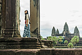 Touristin in Angkor Wat, Stadt der Tempel; Siem Reap, Kambodscha