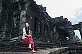 Touristin in Angkor Wat, Stadt der Tempel; Siem Reap, Kambodscha