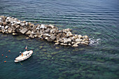 Ein Boot ruht auf dem klaren Meer; Riomaggiore, Ligurien, Italien