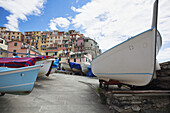 Bunte Gebäude und Boote am Ufer; Manarola, Ligurien, Italien