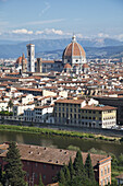 Blick auf die Stadt von oben mit der Kuppel der Kathedrale von Florenz; Florenz, Italien.