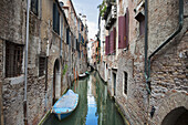 Ein kleiner Kanal mit Booten; Venedig, Italien