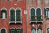 Grüne Fensterläden am Campo San Polo Platz; Venedig, Italien