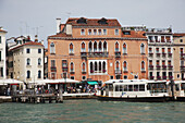 Ein Blick vom Canal Grande in der Nähe des Markusplatzes; Venedig, Italien.