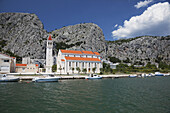 Eine Kirche am Fluss Cetina; Omis, Split, Kroatien