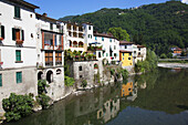 Das malerische Dorf Bagni Di Lucca in den Alpuaner Alpen; Toskana, Italien
