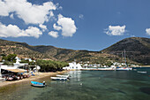 Tavernen am Meer im Hafen; Vathi, Sifnos, Kykladen, Griechische Inseln, Griechenland