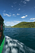 Kleines Boot fährt an einer Insel vor Cape Maclear vorbei, Malawisee; Malawi