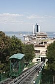 Die Seilbahn, die neben der Potemkinschen Treppe zum Fährterminal und zum Hotel Odessa an der Uferpromenade hinunterfährt; Odessa, Ukraine