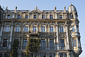 Bröckelnde, reich verzierte Fassade eines neoklassizistischen Wohnhauses im historischen Stadtzentrum; Odessa, Ukraine