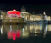 Trafalgar Square bei Nacht; London, England