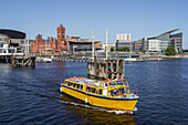 Pierhead-Gebäude und Boote im Hafen; Cardiff, Wales ?33? Pierhead Building and Boats In The Harbour; Cardiff, Wales