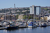 Boote im Hafen entlang der Docks; Swansea, Wales