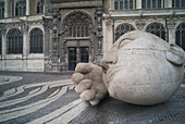 Kirche St. Eustace mit L'ecoute-Skulptur; Paris, Frankreich.