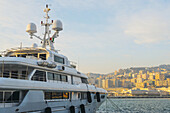 Yacht im Hafen bei Sonnenuntergang; Genua, Ligurien, Italien