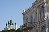 Die Andreaskirche am Andriyivsky Uzviz (Andreas Abstieg) von der Unterstadt aus gesehen, Podil; Kiew, Ukraine.