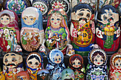 Matrjoschka-Puppen aus Holz zum Verkauf in der Peschersk Lawra; Kiew, Ukraine