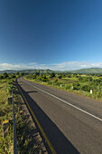 Straße, die zu den Hügeln führt, am späten Nachmittag; Malawi