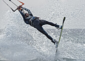 Ein Mann beim Kitesurfen; Tarifa, Cádiz, Andalusien, Spanien