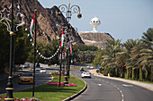 Riesiger Weihrauchbrenner, gesehen von der Corniche; Mutrah, Muscat, Oman