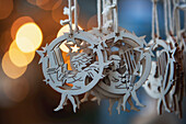 Hölzerne Weihnachtsdekoration in einem Souveniergeschäft, die Engel beim Spielen von Musikinstrumenten zeigt; Salzburg, Österreich