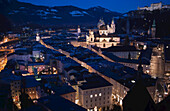 Die Kuppeln des Doms und die Dächer des historischen Zentrums und der Burg in der Abenddämmerung, vom Mönchsberg aus gesehen; Salzburg, Österreich