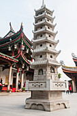 Turm, der Glück bringt, indem er Münzen in die kleinen Fenster wirft, Nan Pu Tuo Tempel; Xiamen, Provinz Fujian, China