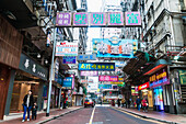 Nathan Road, mit Fußgängern, Geschäften und Werbetafeln; Hongkong, China