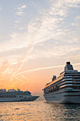 Kreuzfahrtschiffe im Hafen bei Sonnenuntergang, Kowloon; Hongkong, China