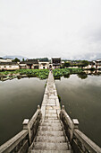 Steinbrücke über den Nanhu-See, Hongcun, Anhui, China