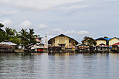 Kirche und Stelzenhäuser in Kampung Ayapo, Sentanisee, Papua, Indonesien